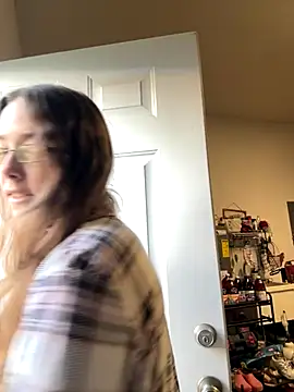 Snapshot of Dakota_02 chatting on 11/19/25, 12:27 Dakota 02 online show from 11/19/25, 12:27