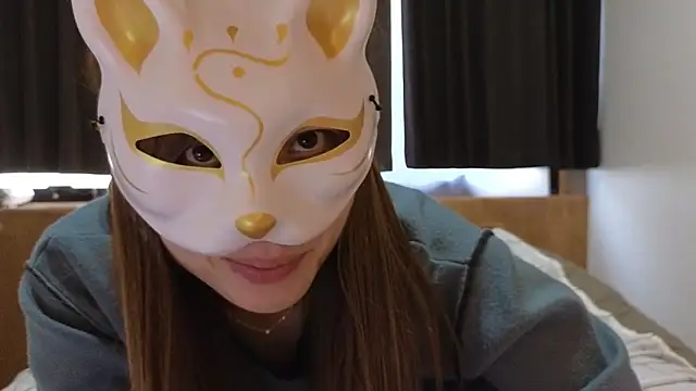 LuuLee0804 online show from 02/07/25, 12:20