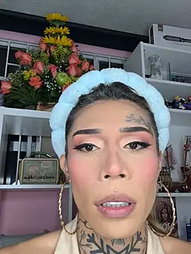 caroline cossei online show from 02/10/25, 03:13