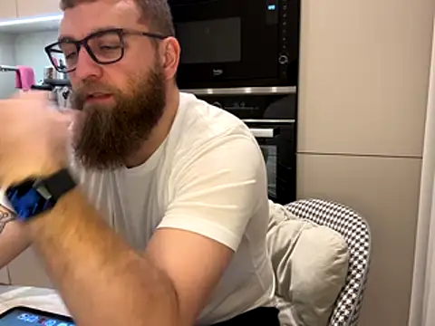 Bear bear  online show from 12/19/25, 12:56