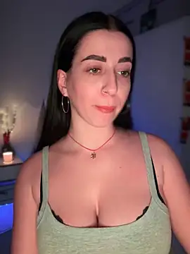 Snapshot of Emylia chatting on 12/16/24, 07:00 Emylia online show from 12/16/24, 07:00