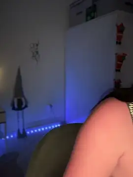 Snapshot of Emylia chatting on 12/17/24, 10:11 Emylia online show from 12/17/24, 10:11