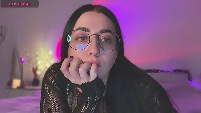 Snapshot of Emylia chatting on 12/30/24, 12:43 Emylia online show from 12/30/24, 12:43