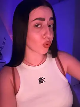 Snapshot of Emylia chatting on 01/29/25, 10:43 Emylia online show from 01/29/25, 10:43