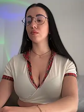 Snapshot of Emylia chatting on 02/17/25, 04:37 Emylia online show from 02/17/25, 04:37