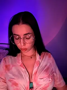 Snapshot of Emylia chatting on 10/03/25, 07:22 Emylia online show from 10/03/25, 07:22