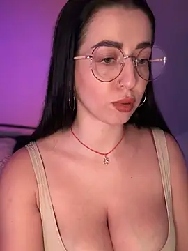 Snapshot of Emylia chatting on 11/07/25, 03:01 Emylia online show from 11/07/25, 03:01