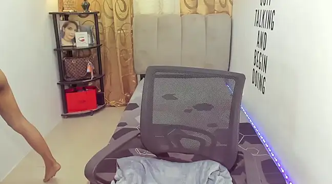 Snapshot of Trixie_Mattel21 chatting on 12/12/24, 02:04 Trixie Mattel21 online show from 12/12/24, 02:04