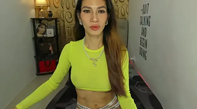 Snapshot of Trixie_Mattel21 chatting on 12/14/24, 11:12 Trixie Mattel21 online show from 12/14/24, 11:12