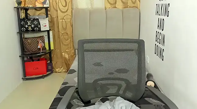 Snapshot of Trixie_Mattel21 chatting on 12/18/24, 05:26 Trixie Mattel21 online show from 12/18/24, 05:26