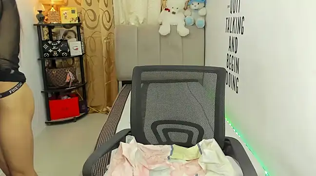 Snapshot of Trixie_Mattel21 chatting on 01/13/25, 05:23 Trixie Mattel21 online show from 01/13/25, 05:23