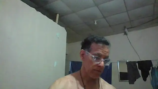 Snapshot of CaptainFox chatting on 06/05/26, 12:39 CaptainFox online show from 06/05/26, 12:39
