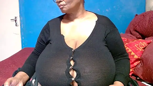 CUTEFIRMMELONSS online show from 06/05/26, 01:28