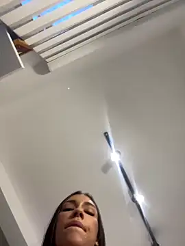 Snapshot of EllaSanz_ chatting on 01/08/25, 10:27 EllaSanz online show from 01/08/25, 10:27