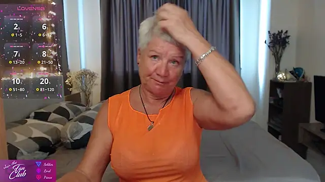 Snapshot of roxana_brooks chatting on 05/25/26, 11:33 roxana brooks online show from 05/25/26, 11:33