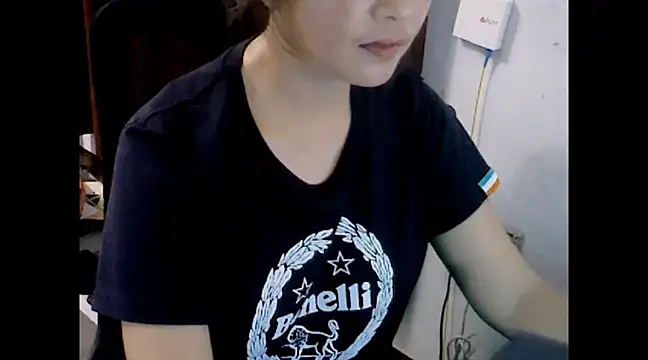 Snapshot of makemefallin chatting on 12/11/24, 02:11 makemefallin online show from 12/11/24, 02:11