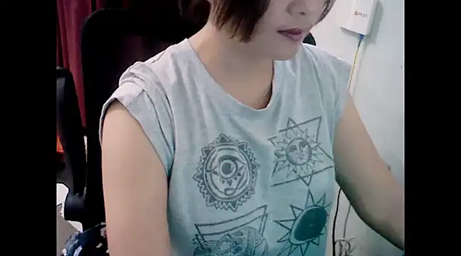 Snapshot of makemefallin chatting on 12/17/24, 11:38 makemefallin online show from 12/17/24, 11:38