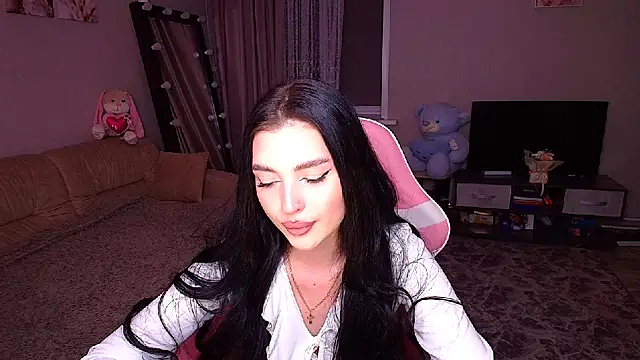 Snapshot of __Malika__ chatting on 09/30/25, 02:33   Malika   online show from 09/30/25, 02:33