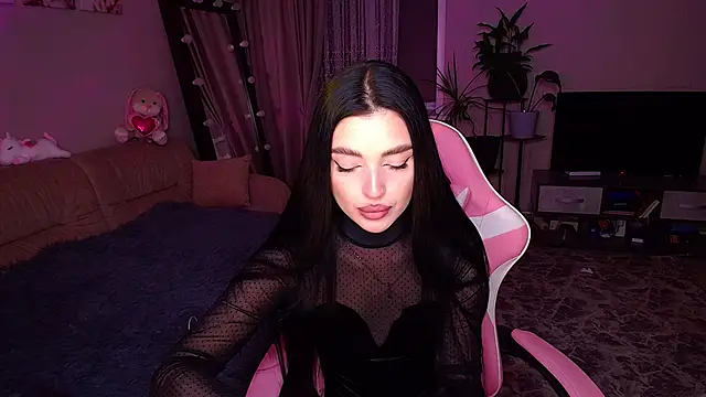 Snapshot of __Malika__ chatting on 10/17/25, 12:52   Malika   online show from 10/17/25, 12:52