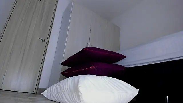 Skarleth69 online show from 11/12/25, 02:12