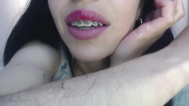 Snapshot of adriscute chatting on 02/08/25, 11:24 adriscute online show from 02/08/25, 11:24