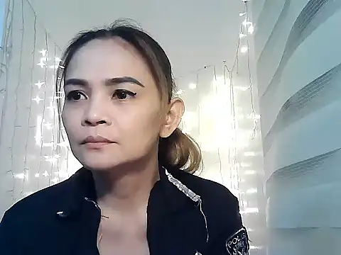 Snapshot of Kisses-13 chatting on 12/12/24, 02:33 Kisses-13 online show from 12/12/24, 02:33
