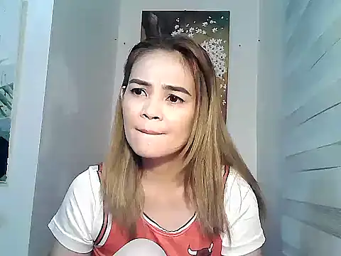 Snapshot of Kisses-13 chatting on 02/02/25, 02:02 Kisses-13 online show from 02/02/25, 02:02