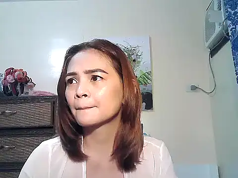 Snapshot of Kisses-13 chatting on 09/17/25, 05:03 Kisses-13 online show from 09/17/25, 05:03