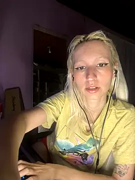 Snapshot of bunnydark00 chatting on 11/19/25, 01:16 bunnydark00 online show from 11/19/25, 01:16