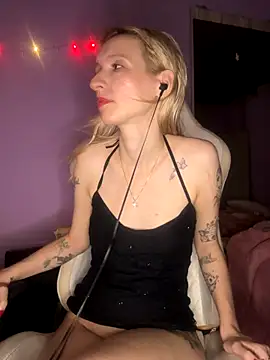 Snapshot of bunnydark00 chatting on 12/13/25, 07:53 bunnydark00 online show from 12/13/25, 07:53