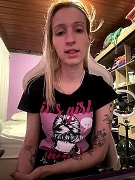 Snapshot of bunnydark00 chatting on 12/19/25, 12:17 bunnydark00 online show from 12/19/25, 12:17