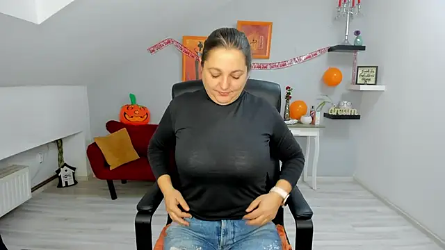 LollaGirl online show from 10/30/25, 04:25