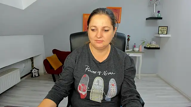 LollaGirl online show from 11/07/25, 04:23