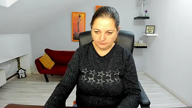 LollaGirl online show from 11/19/25, 04:12