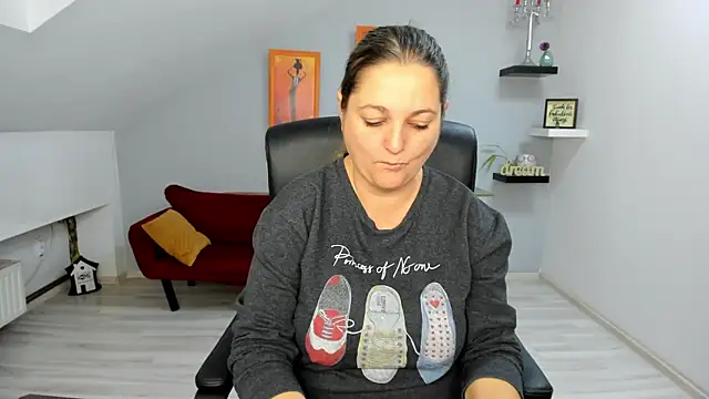 LollaGirl online show from 11/25/25, 04:12