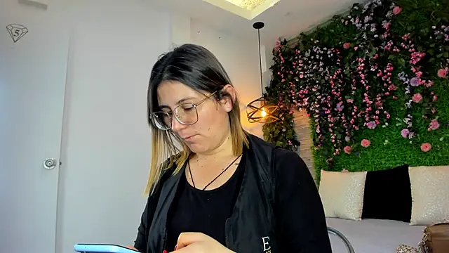 SarahDeyvis online show from 11/25/25, 06:30