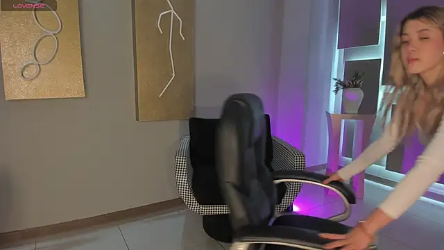 EveBensonX online show from 12/19/25, 01:18