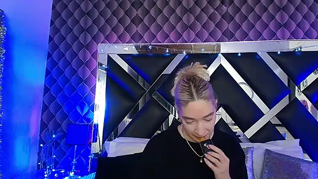 victoriaa lee  online show from 03/02/26, 07:43