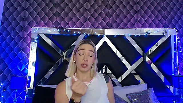 victoriaa lee  online show from 03/24/26, 07:52