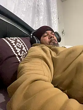 Snapshot of Cristian-Brayan chatting on 11/25/25, 11:32 Cristian-Brayan online show from 11/25/25, 11:32