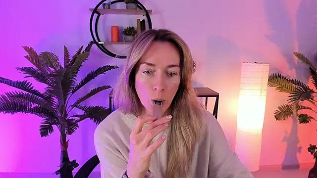 RebeccaMartinez online show from 02/09/25, 08:22