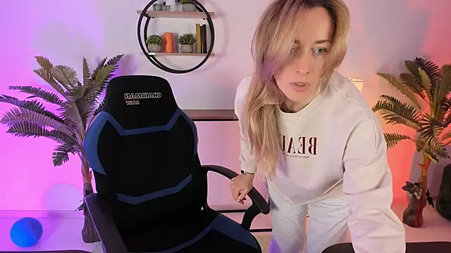 RebeccaMartinez online show from 02/28/25, 05:37