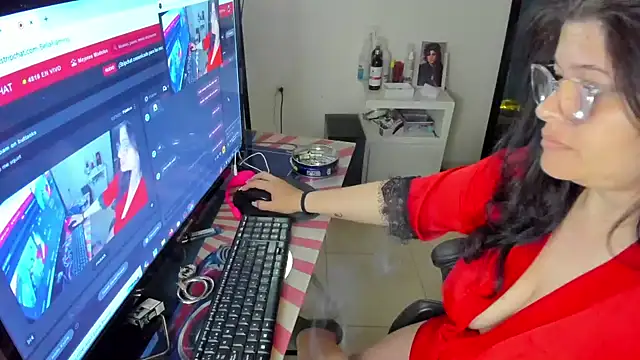 Snapshot of BellaFlaming chatting on 01/07/25, 10:54 BellaFlaming online show from 01/07/25, 10:54