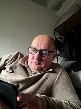 Snapshot of vanjbi45 chatting on 10/25/25, 09:17 vanjbi45 online show from 10/25/25, 09:17