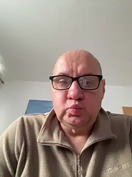 Snapshot of vanjbi45 chatting on 10/31/25, 02:18 vanjbi45 online show from 10/31/25, 02:18