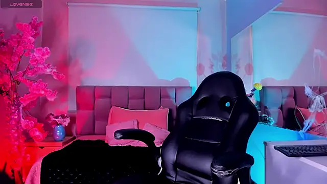 Snapshot of mia_thompsonn_ chatting on 10/31/25, 03:13 mia thompsonn online show from 10/31/25, 03:13