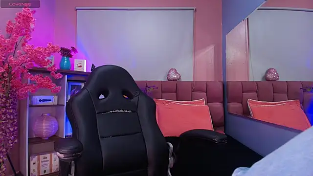 Snapshot of mia_thompsonn_ chatting on 12/04/25, 02:37 mia thompsonn online show from 12/04/25, 02:37