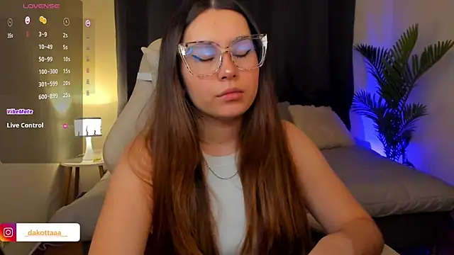 dakottaa  online show from 12/17/25, 12:27