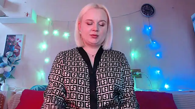 Snapshot of Karolina_love_ chatting on 12/31/24, 12:15 Karolina love online show from 12/31/24, 12:15