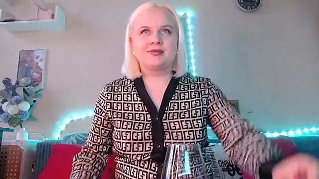 Snapshot of Karolina_love_ chatting on 01/25/25, 12:05 Karolina love online show from 01/25/25, 12:05